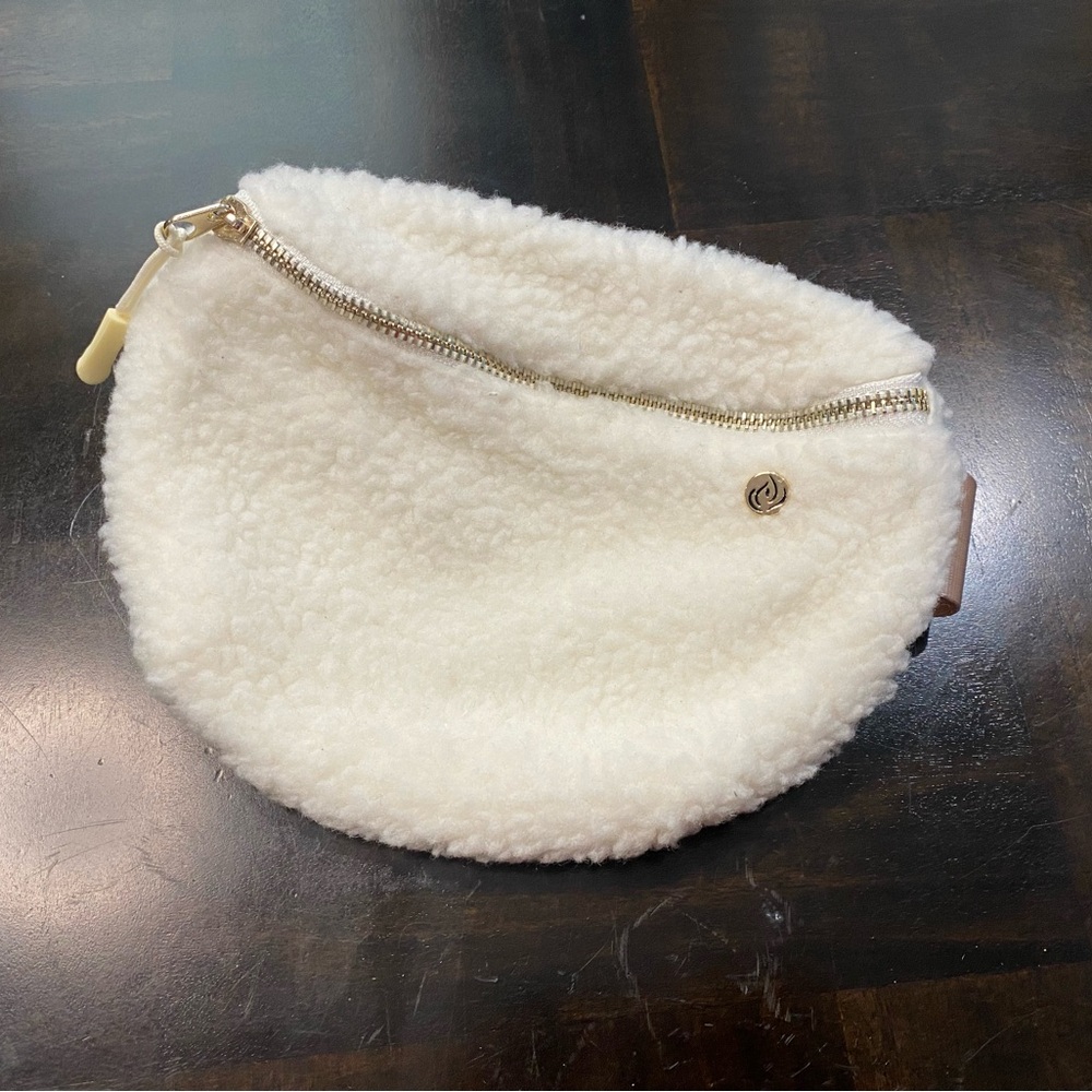 Apana Studio to Street Cozy Sherpa Belt Bag
Brand New with Tag - Picture 1 of 6